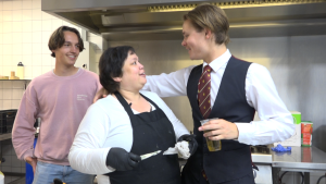 Chef Karin with board member Niels in the kitchen of student association Laurentius.