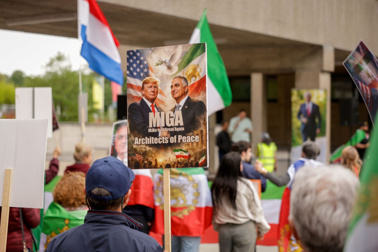 Demonstranten met Iraanse achtergrond protesteren tegen lezing over diplomatie in Midden-Oosten op campus Woudestein