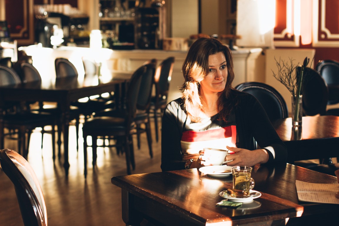 In de koffiezaal van het Spoorwegmuseum (vlakbij haar kantoor) vertelt Ilse Stolwijk-Starrenburg over hoe het fietsongeluk haar wijzer heeft gemaakt.