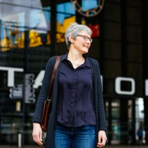 Even voelde Caroline de Pater angst om als zelfstandige aan het werk te gaan, want de beschermende organisatie viel weg. Nu is ze vooral gelukkig en gaat ze op zondagmiddag met liefde aan de slag voor een hoogleraar die á la minute haar hulp nodig heeft.