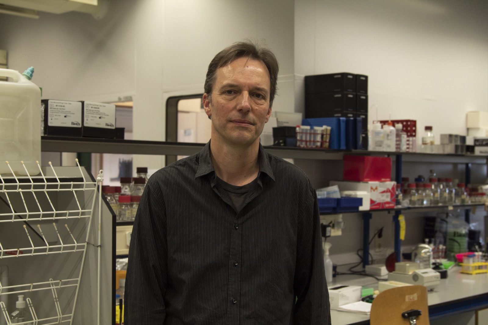 Raymond Poot in zijn laboratorium.