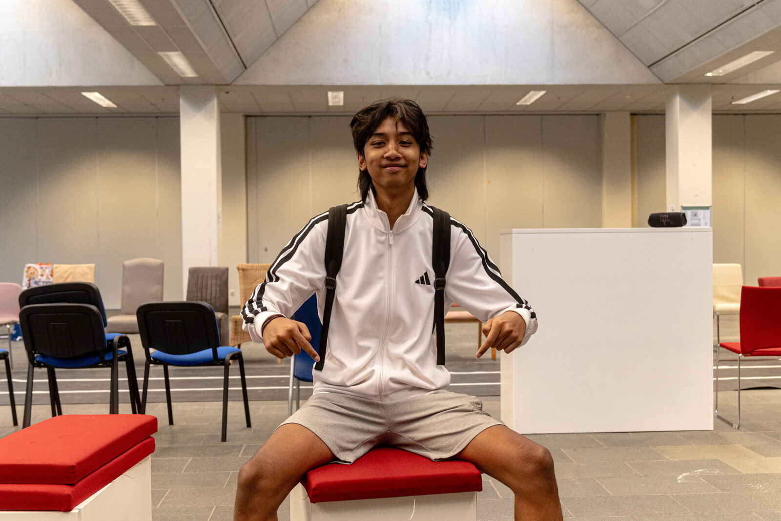 Bagas poseert met zijn gevonden meubelstuk
