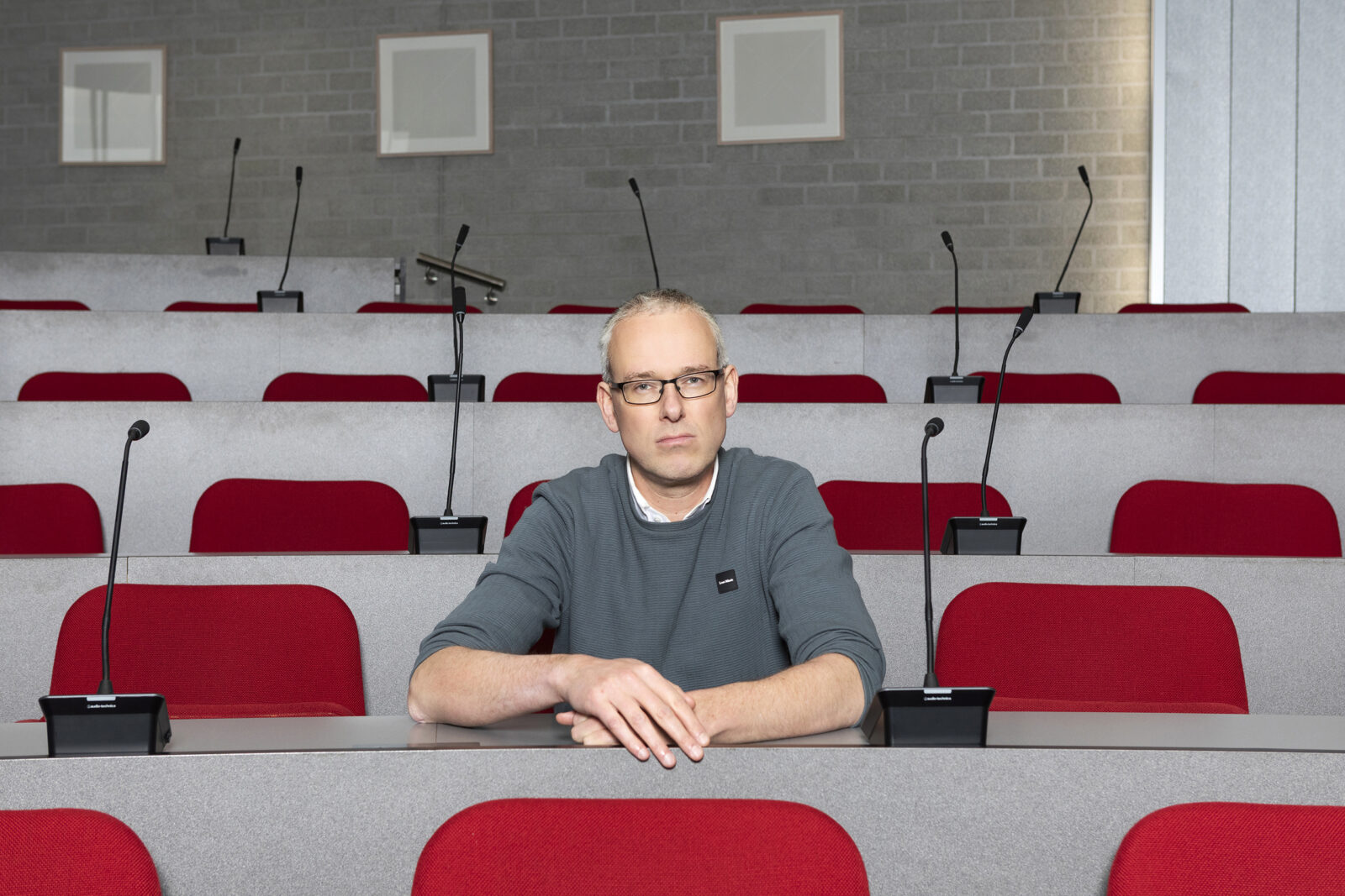 EM columnist Chris Aalberts poseert in de Forumzaal