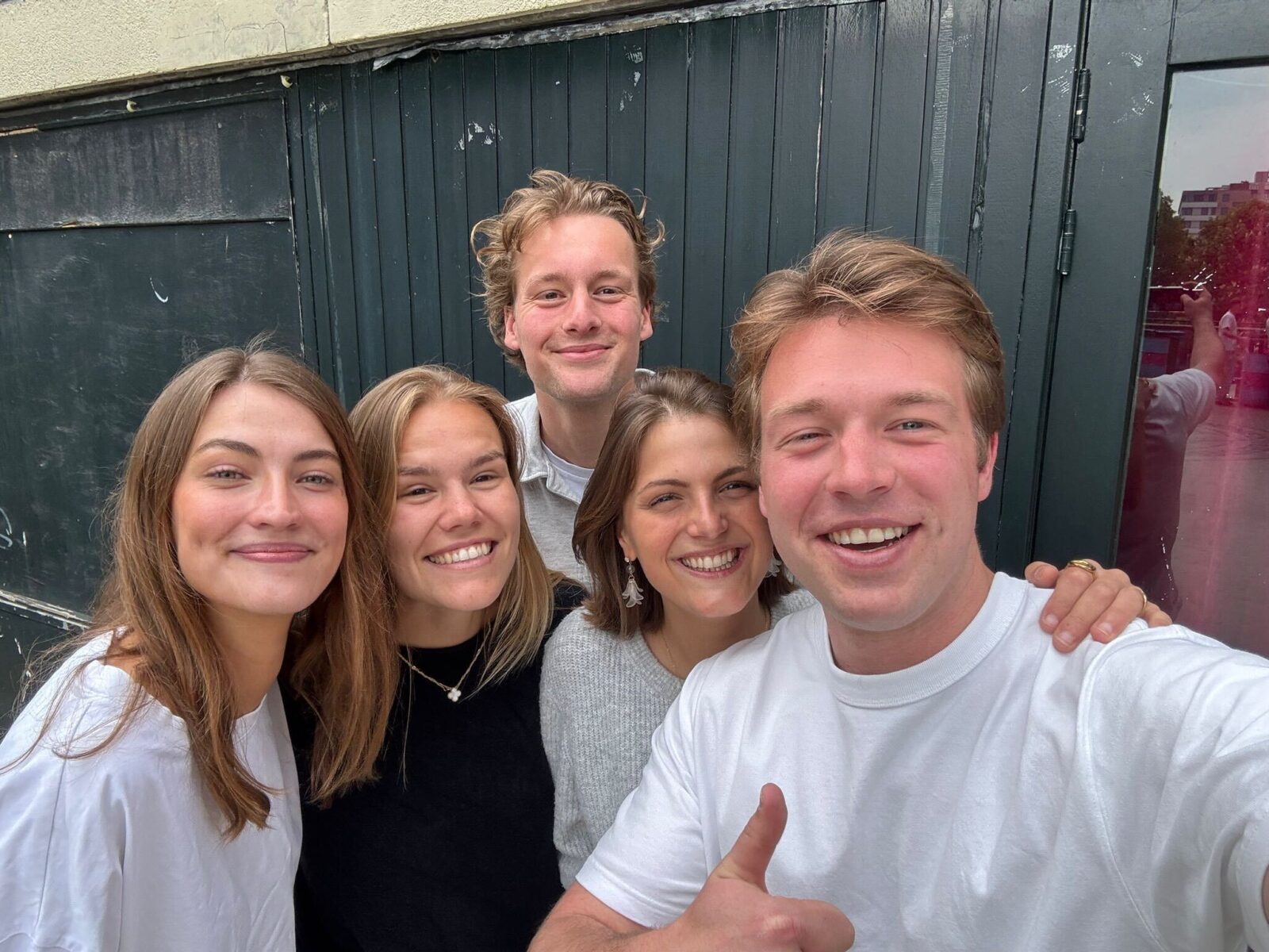 Een selfie van de dodenherdenkingscommissie van RSC/RVSV 2026.