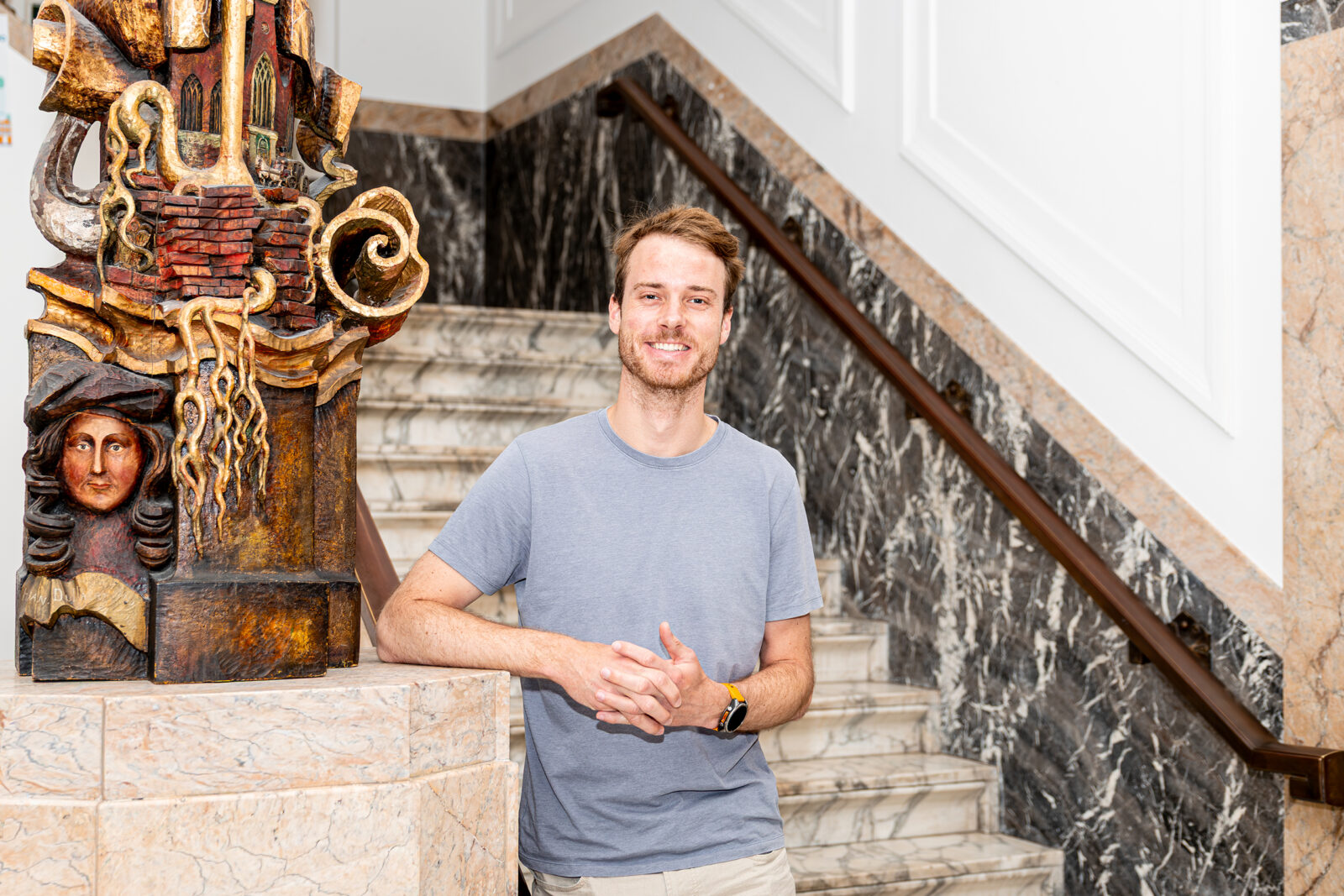 Koen de Reus bij de trap in EUC