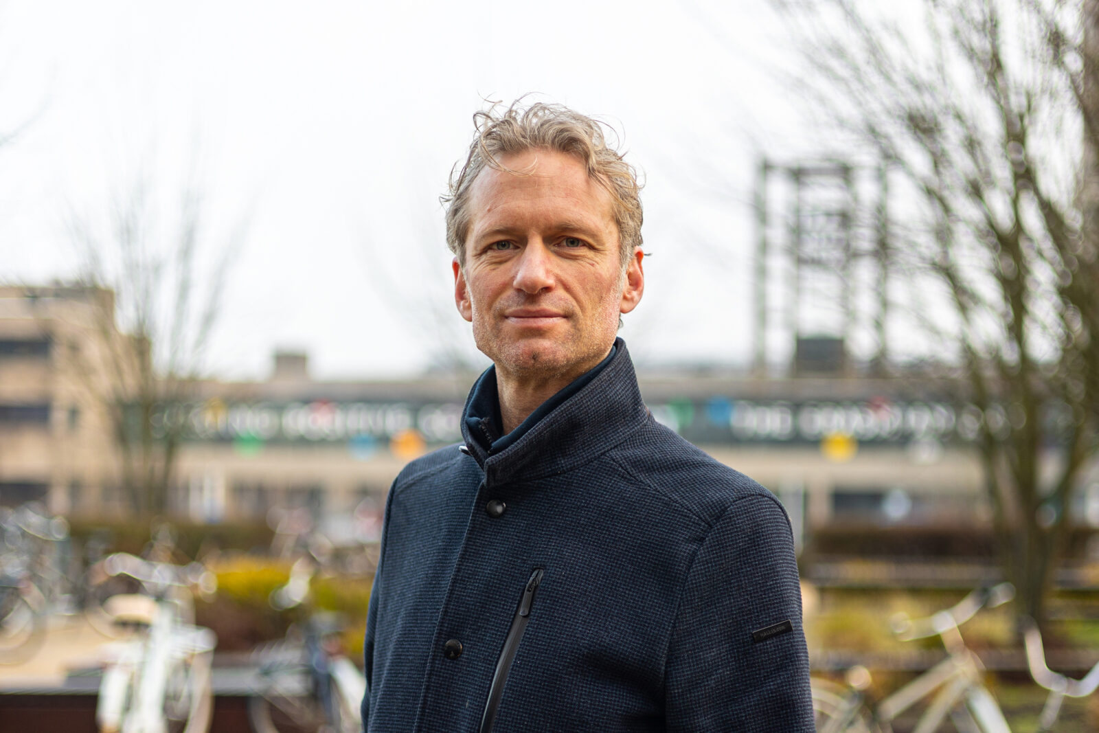 Jacco van Sterkenburg buiten op de campus