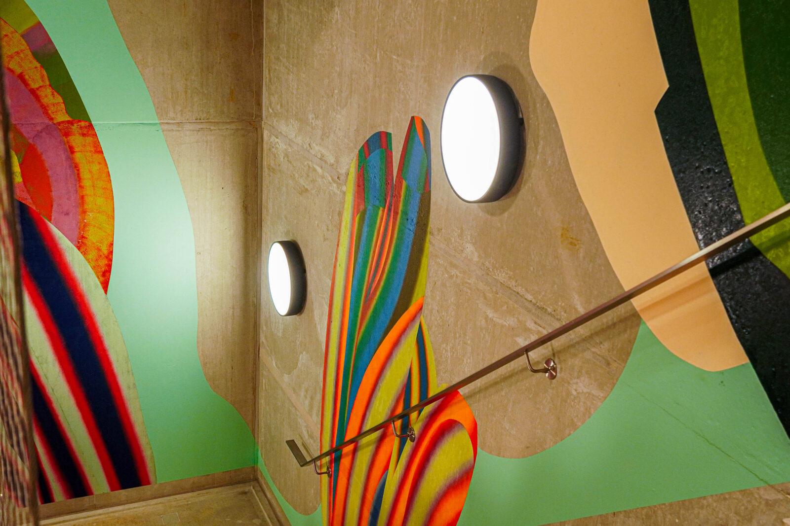 Een closeup van de kleurrijke muurschildering in het trapgat van het Langeveld gebouw.