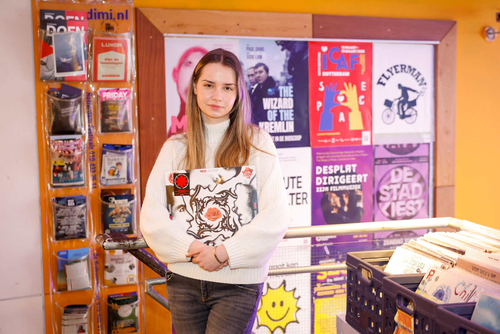 Student Lili Laki, nummer 3 op de lijst van de SP bij de Rotterdamse gemeenteraadsverkiezingen 2026, poseert met een plaat van de Red Hot Chili Peppers