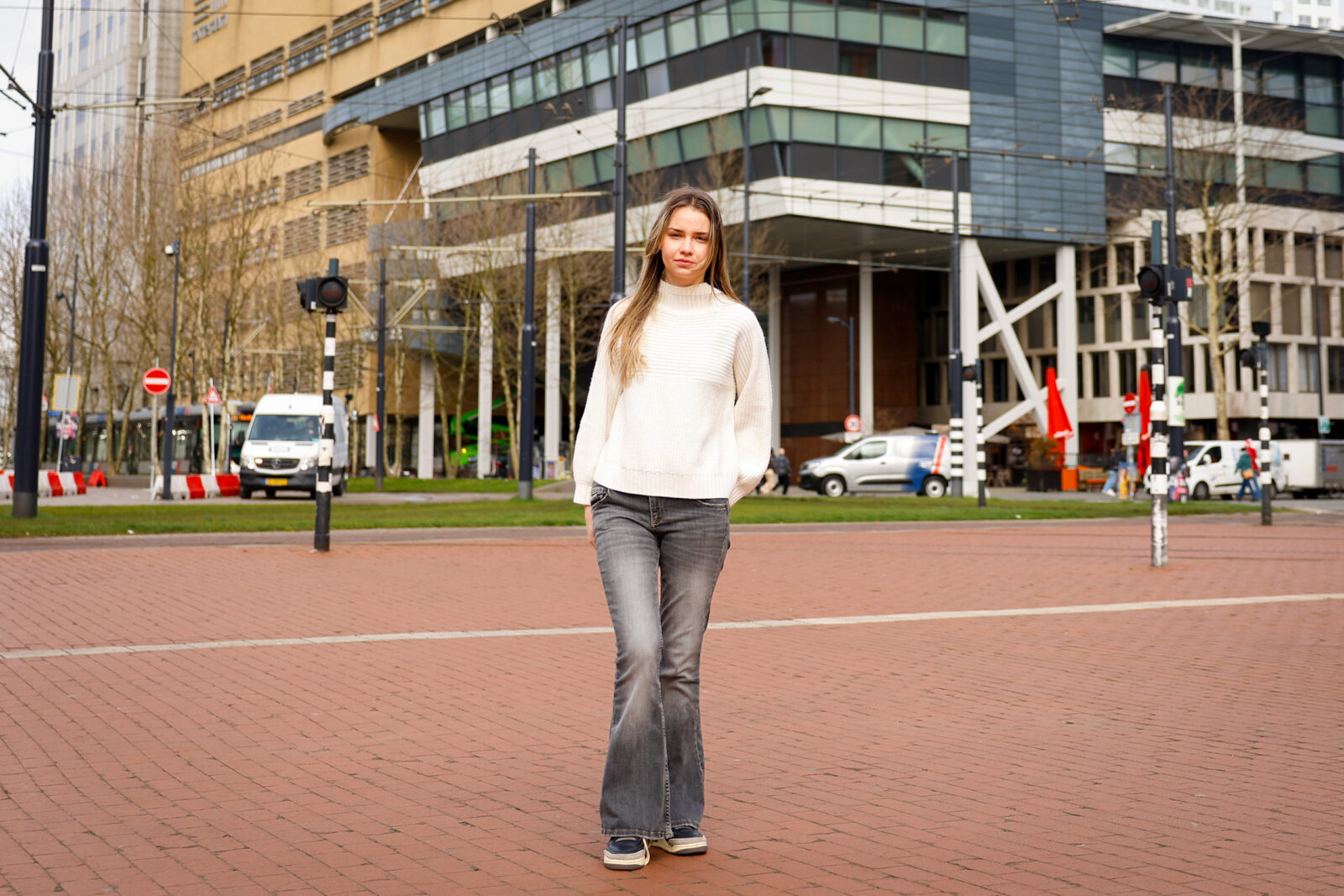 Student Lili Laki, nummer 3 op de lijst van de SP bij de Rotterdamse gemeenteraadsverkiezingen 2026, staat op een druk kruispunt in Rotterdam Centrum