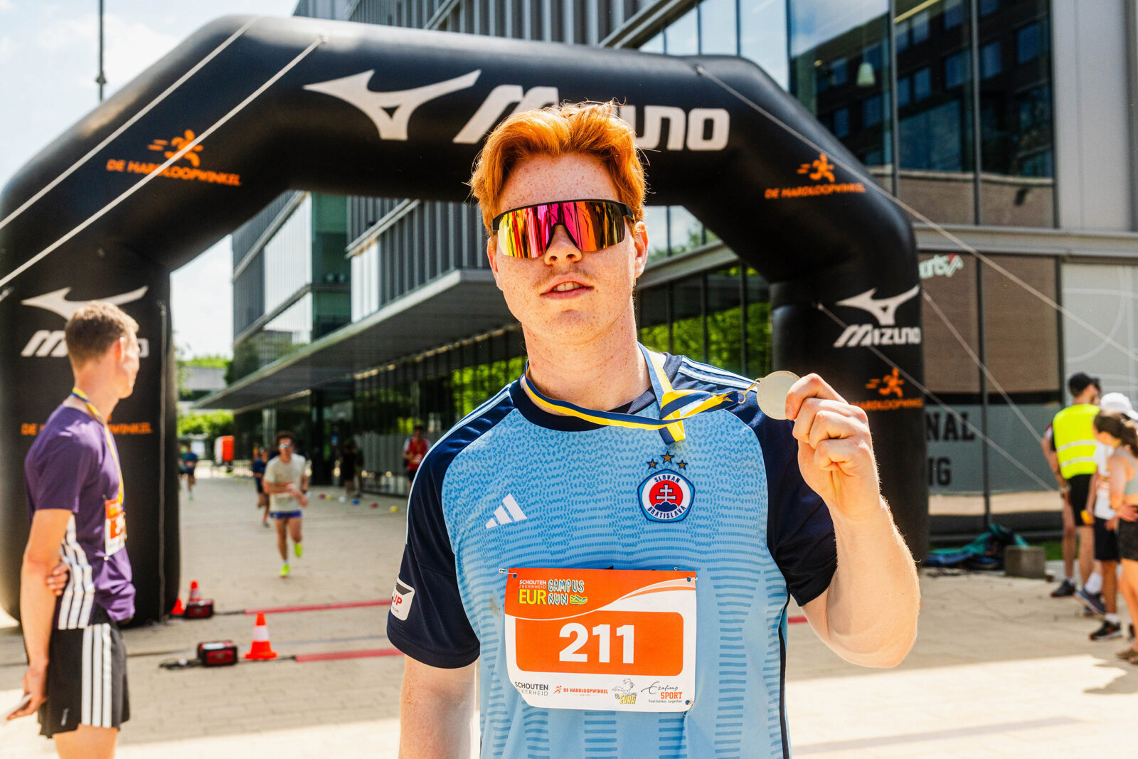 Michal showt zijn medaille