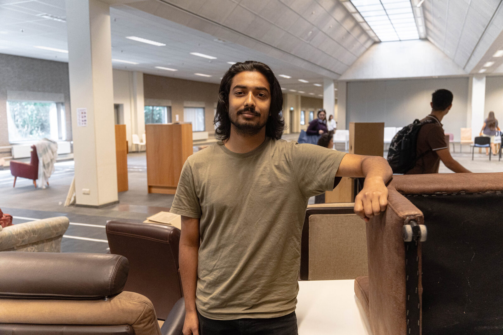 Minesh poseert met zijn gratis meubels