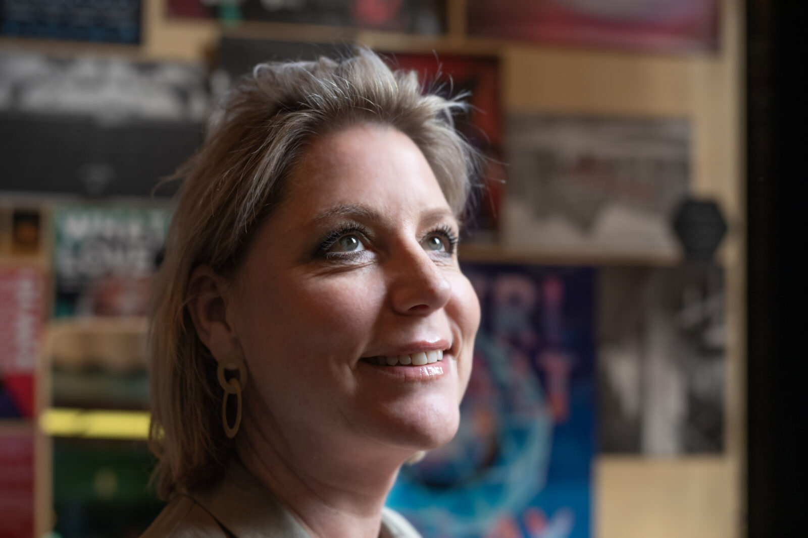 Minister van Onderwijs Rianne Letschert kijkt omhoog