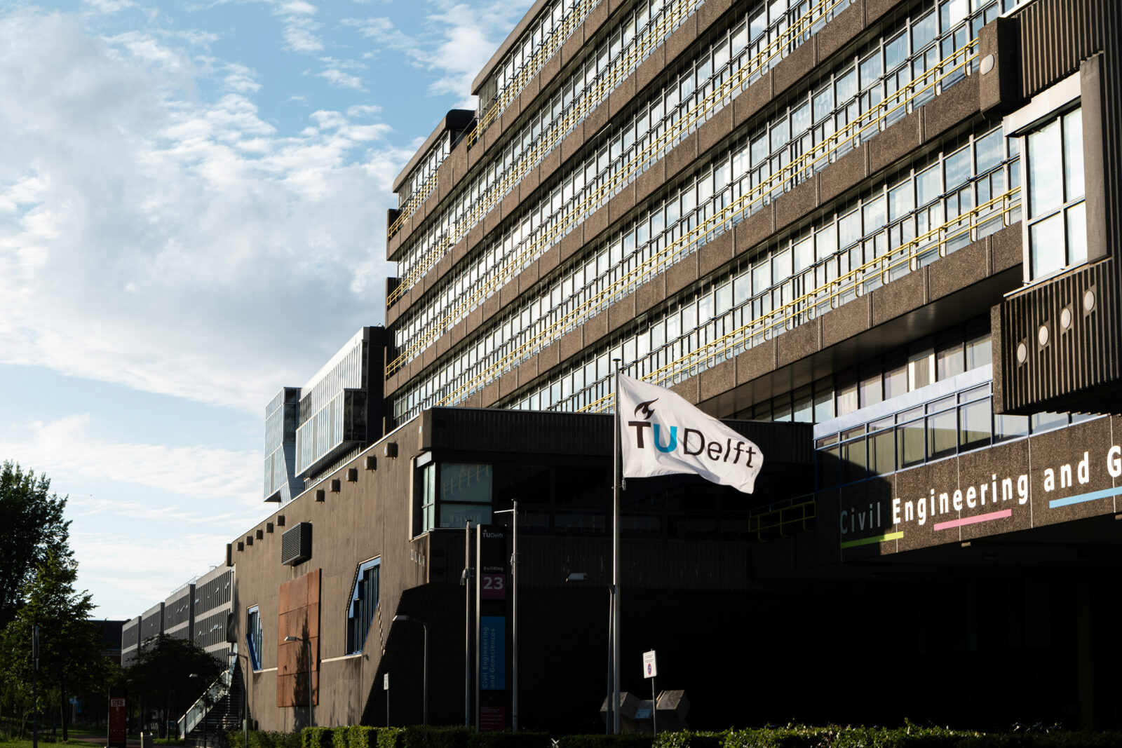 Een van de gebouwen van TU delft