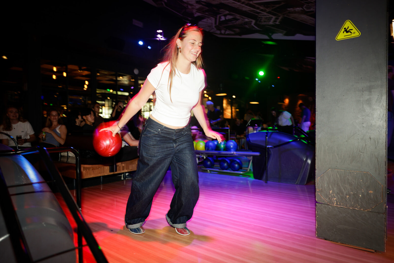 De bowlingbal wordt gegooid door iemand van het Eurekaweek team