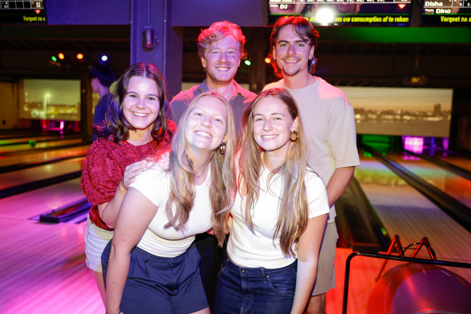 Het Eurekaweek management en crew poseren op de bowlingbaan