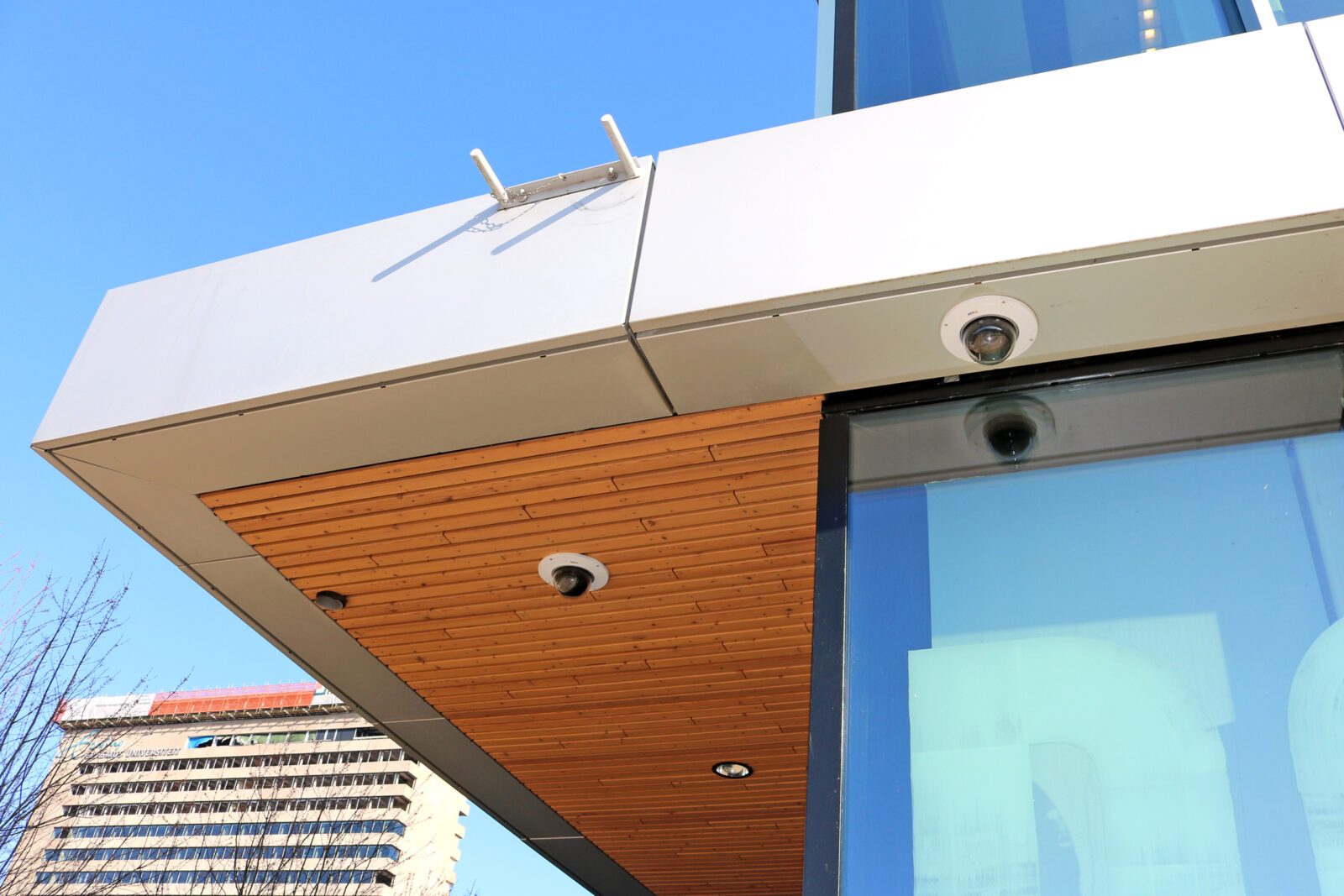 Twee camera's bevestigd aan het Langeveld gebouw