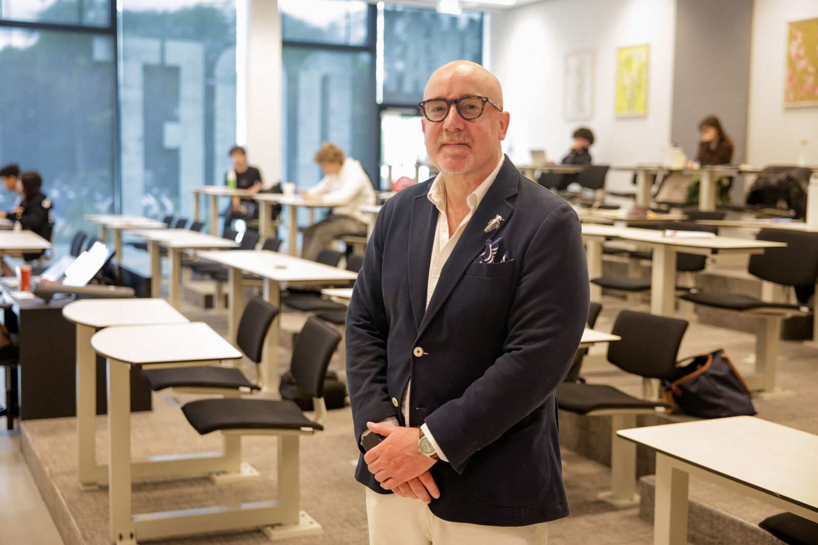 Etienne F Auge in de collegezaal