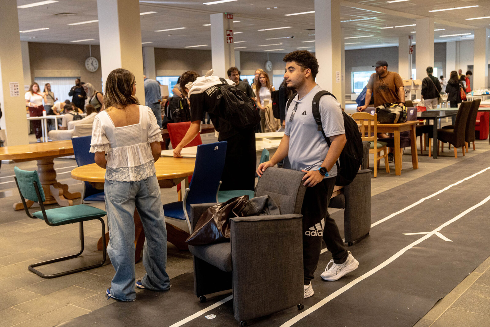 Studenten met hun gratis gescoorde meubels