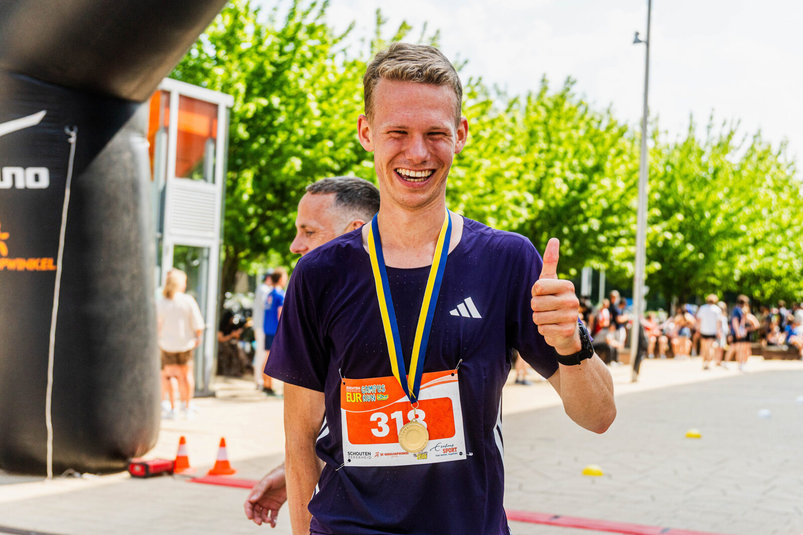 Runfluencer Jony Oosterbos bij de finish