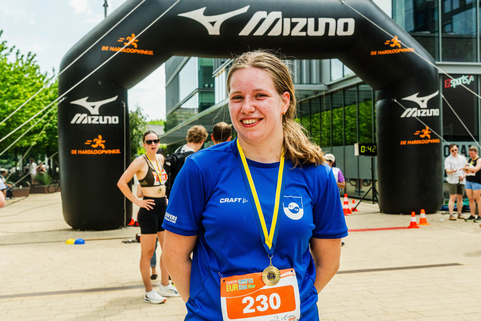 Anniek bij de finish van de Campusrun