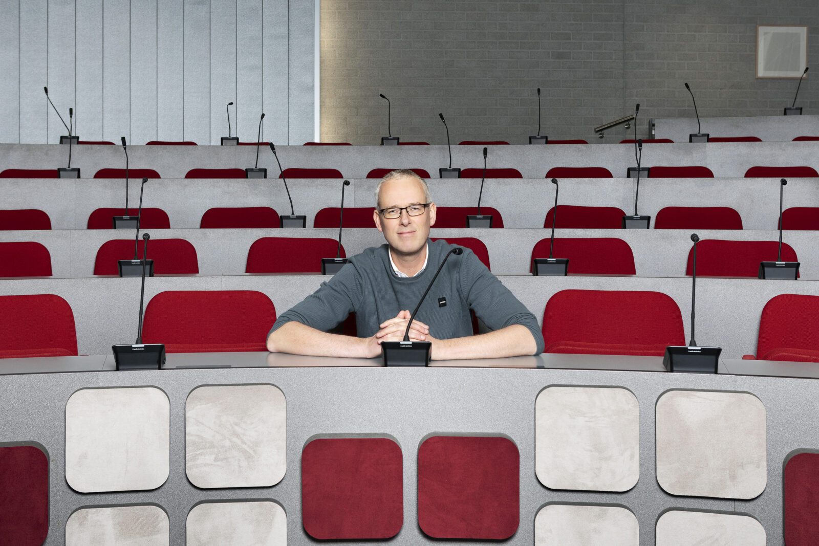 Columnist Chris Aalberts poseert in de Forumzaal