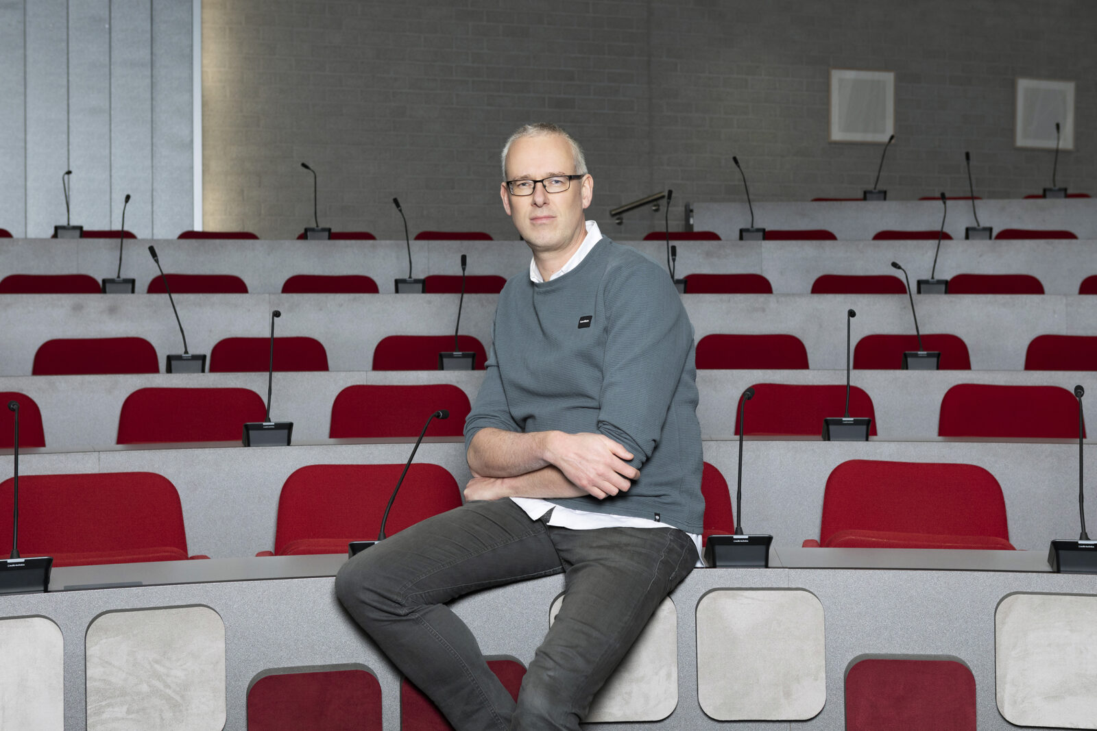 Columnist Chris Aalberts poseert in de Forumzaal
