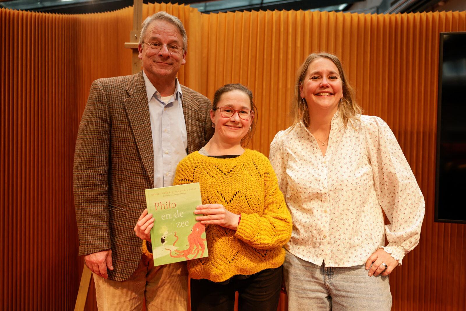 Van links naar rechts: Paul van Geest, illustrator Janneke Ipenburg en Stine Jensen