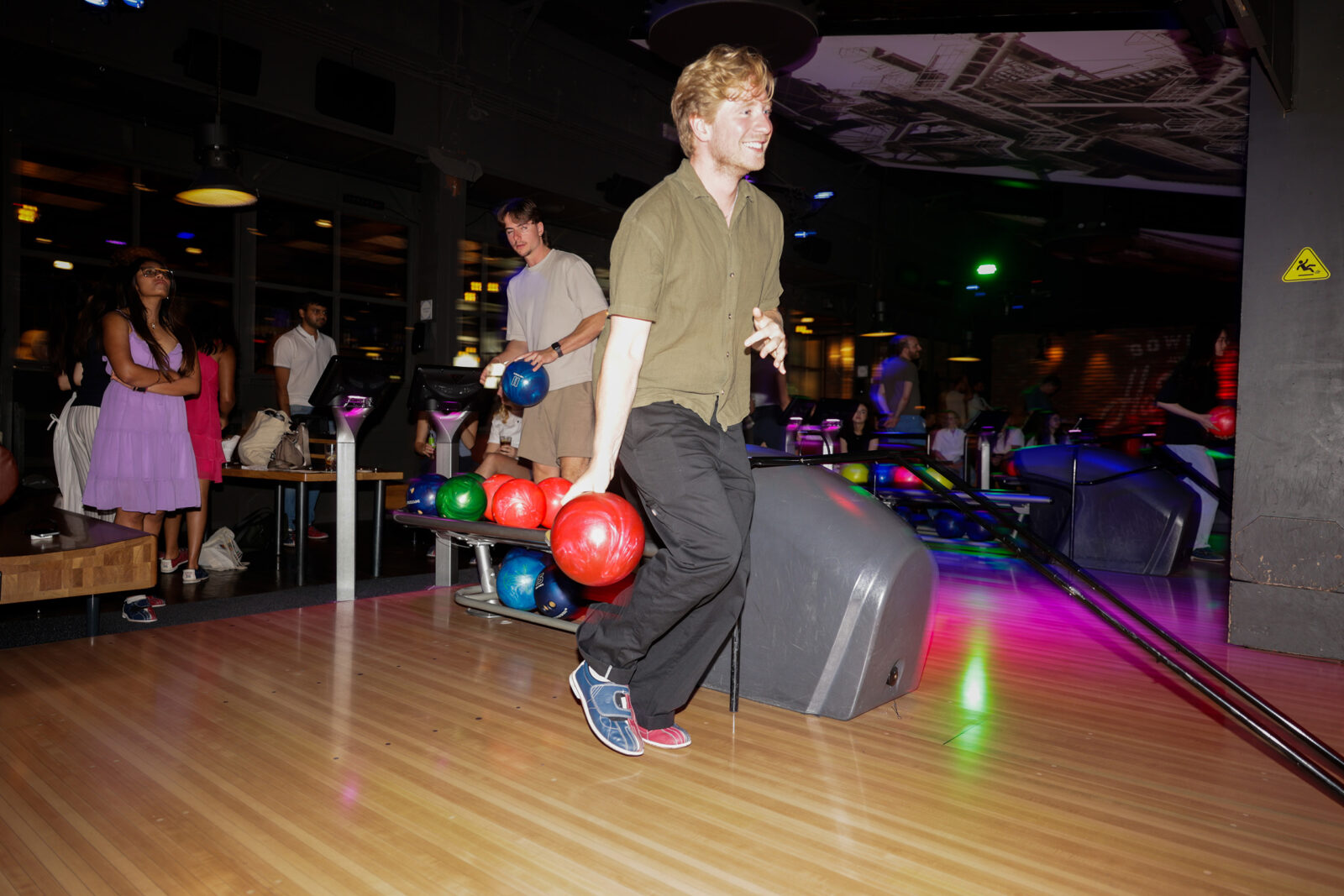 Dito staat klaar om de bowlingbal te gooien