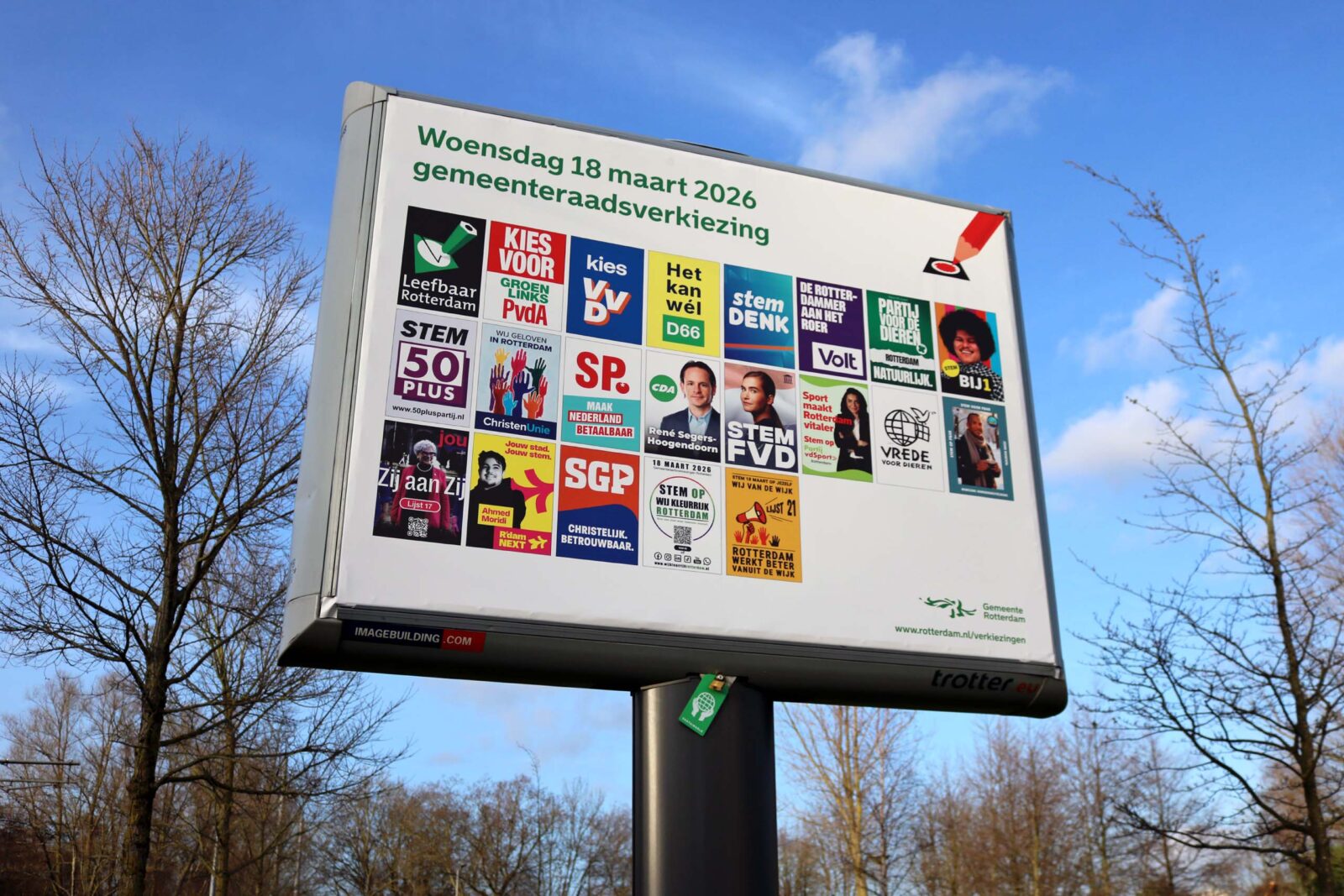 Een verkiezingsbord voor de Rotterdamse gemeenteraadsverkiezingen 2026 met de posters van alle deelnemende partijen